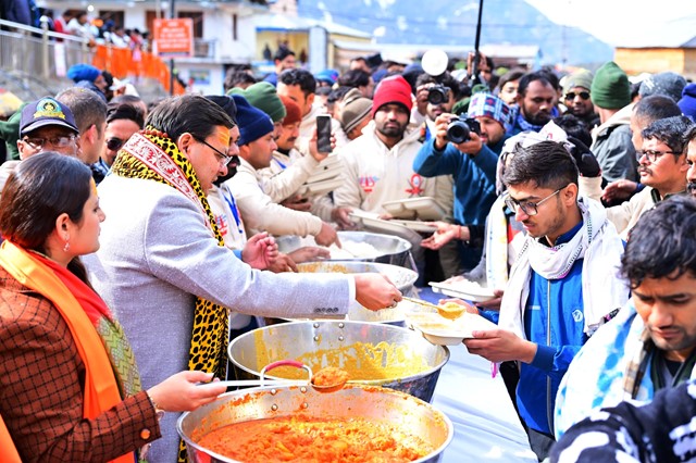 मुख्यमंत्री पुष्कर सिंह धामी ने केदारनाथ धाम में श्रद्धालुओं को परोसा प्रसाद, पर्यावरण मित्रों को किया सम्मानित