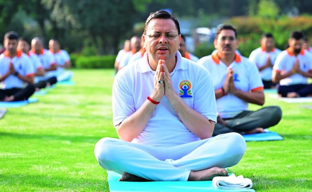 मुख्यमंत्री आवास में योगाभ्यास, सीएम धामी ने प्रदेशवासियों से योग को जीवनशैली में शामिल करने की अपील की