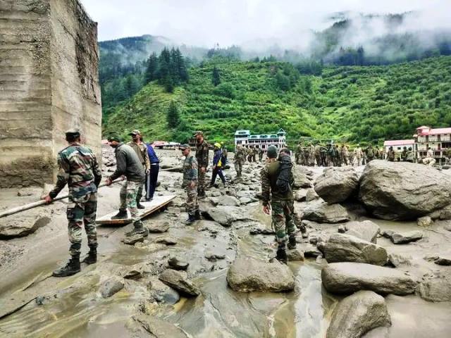 धराली त्रासदी के बाद: मलबे में उम्मीद तलाशते राहत अभियान