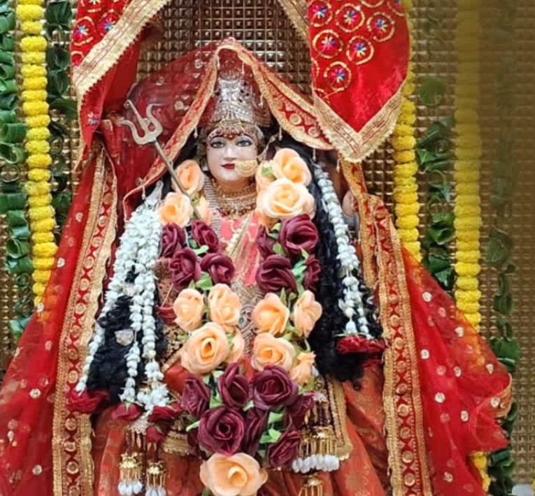 शारदीय नवरात्रि 2025 की शुरुआत, मंदिरों और पंडालों में उमड़ी श्रद्धालुओं की भीड़