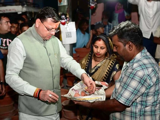 मुख्यमंत्री पुष्कर सिंह धामी ने ‘स्वदेशी अपनाओ’ अभियान के तहत खटीमा में की स्थानीय उत्पादों की खरीदारी, दिया आत्मनिर्भर भारत को मजबूती देने का संदेश