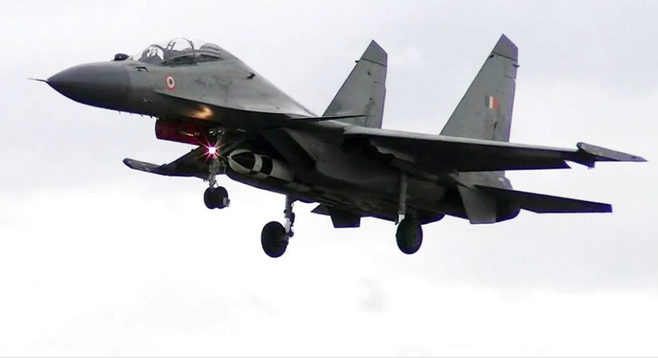 देहरादून एयरपोर्ट पर भारतीय वायुसेना के सुखोई-30 एमकेआई की इमरजेंसी लैंडिंग, उड़ान के दौरान इंजन से तेल रिसाव