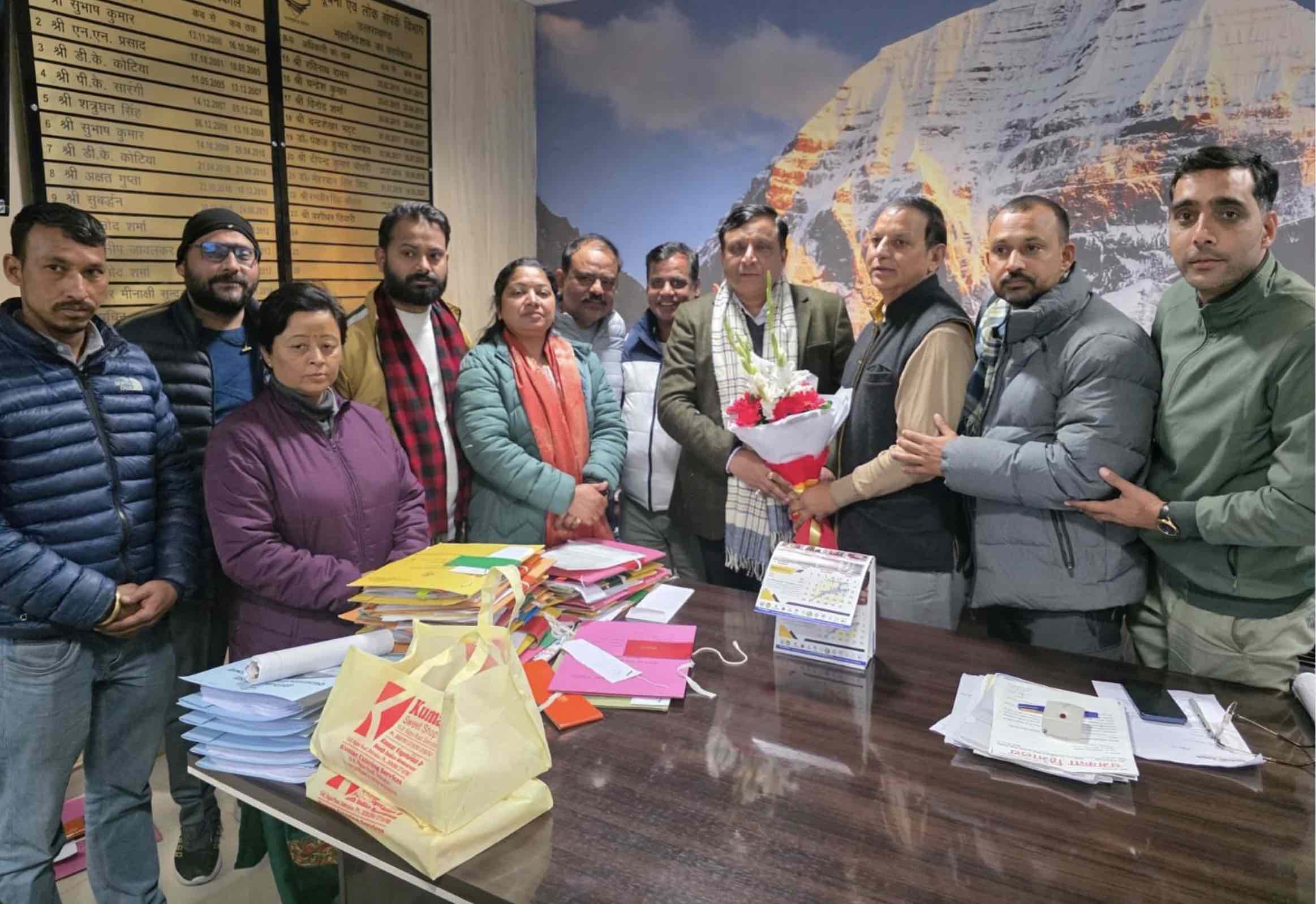 उत्तरांचल प्रेस क्लब की नव निर्वाचित कार्यकारिणी ने सूचना महानिदेशक बंशीधर तिवारी से की भेंट, भवन निर्माण व पत्रकार समस्याओं पर हुई चर्चा