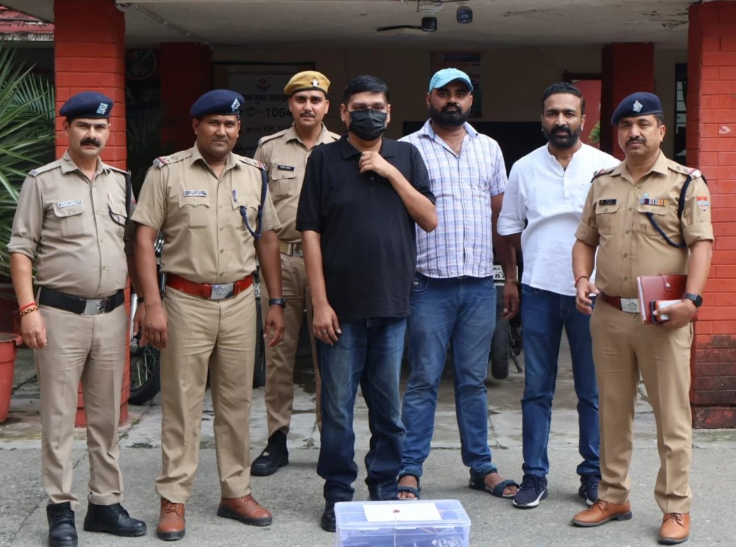 देहरादून में फर्जी आईपीएस बनकर ठगी करने वाला शातिर गिरफ्तार, नौकरी और कंपनी रजिस्ट्रेशन के नाम पर लाखों रुपये ऐंठे